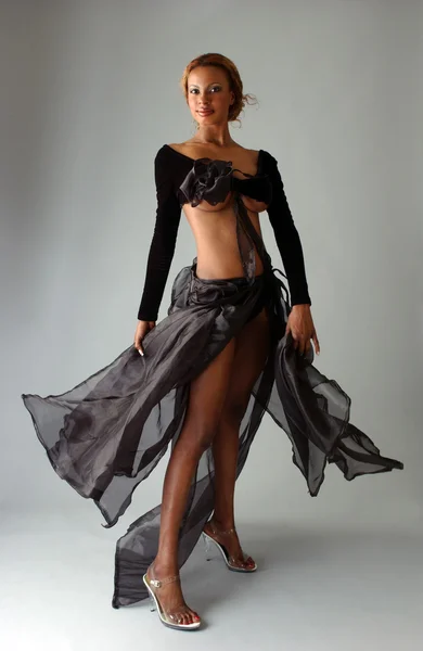 Güzel Afrikalı-Amerikalı model şık elbiseler giyen poz — Stok fotoğraf