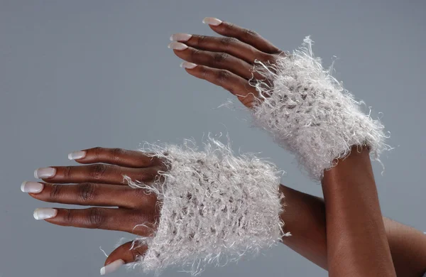 Piękne african american modelu pozowanie sobie wełny glovess — Zdjęcie stockowe