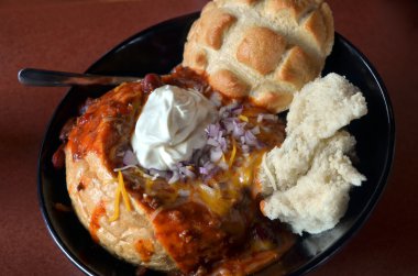 bir ekmek kase ve sos soğan çorbası