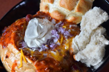 bir ekmek kase ve sos soğan çorbası