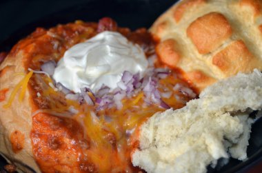 bir ekmek kase ve sos soğan çorbası