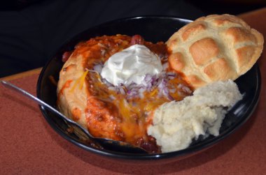 bir ekmek kase ve sos soğan çorbası