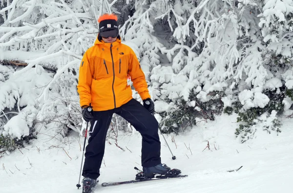 Esquiador em pé em pistas de esqui em Stratton, Vermont — Fotografia de Stock