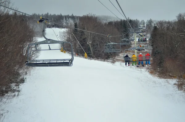 Vue sur les pistes de ski et télécabine à Stratton, Vermont — Photo