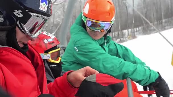 Esquiadores subiendo en telesilla en Stratton, Vermont — Vídeo de stock