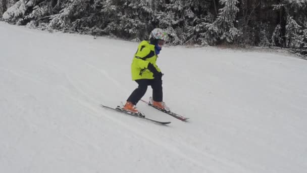 Esquiadores subiendo en telesilla en Stratton, Vermont — Vídeos de Stock