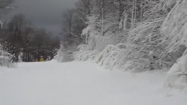 Esquiadores subiendo en telesilla en Stratton, Vermont — Vídeos de Stock