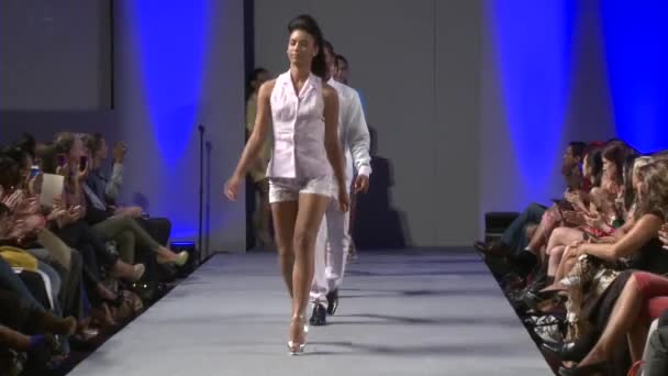 NUEVA YORK - 17 DE SEPTIEMBRE: Modelo camina pasarela en el espectáculo de Arcadio Díaz en Waldorf Astoria para SS 2013 durante la Semana de la Moda Couture el 17 de septiembre de 2012 en Nueva York, NY — Vídeo de stock