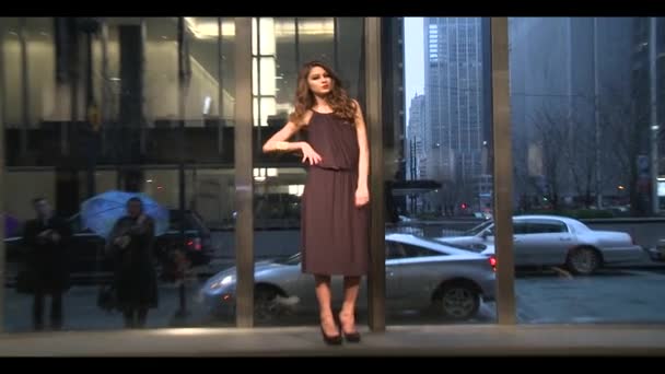 NUEVA YORK - 16 DE FEBRERO: Un modelo caminando para Stephen Burrows Otoño Invierno 2012 presentación en Audi Forum durante la Semana de la Moda de Nueva York el 16 de febrero de 2012 en Nueva York . — Vídeo de stock