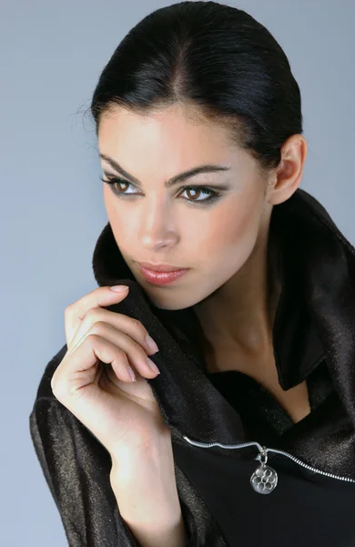 Retrato de mujer morena sofisticada en el fondo gris del estudio —  Fotos de Stock