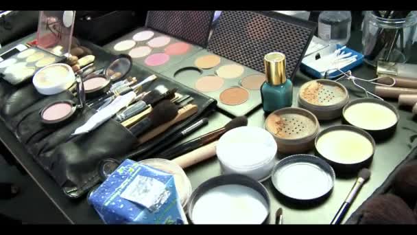 NEW YORK, NY - 10 FEBBRAIO: Pennelli trucco pronti dietro le quinte alla sfilata Peter Som Autunno 2012 durante MercedesBenz Fashion Week ai Milk Studios il 10 febbraio 2012 a New York . — Video Stock