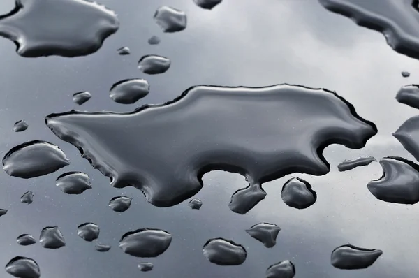 金属表面の水の滴 — ストック写真