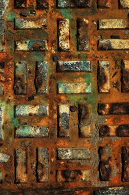 paslı metal direk deniz iskelesi boardwalk altında