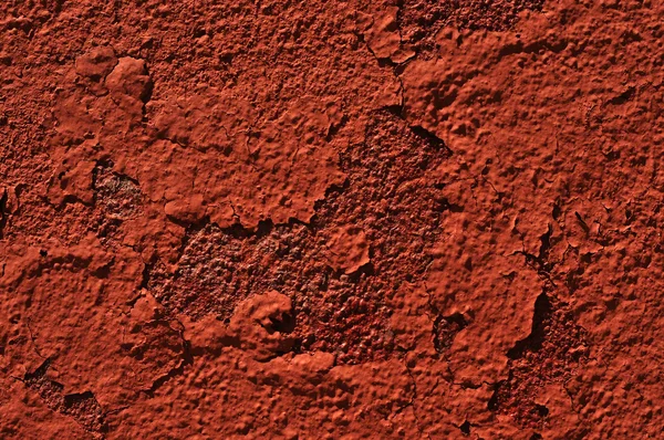 Tinta vermelha lascada no fundo de metal texturizado enferrujado — Fotografia de Stock