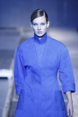 palais de Tokyo sonbahar kış 2011 2012 gösterisi 1 Mart 2011 de paris, Fransa-paris moda haftası sırasında giymek için hazır aganovich sırasında pist model yürür