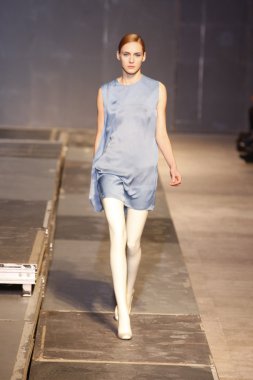 palais de Tokyo sonbahar kış 2011 2012 gösterisi 1 Mart 2011 de paris, Fransa-paris moda haftası sırasında giymek için hazır aganovich sırasında pist model yürür