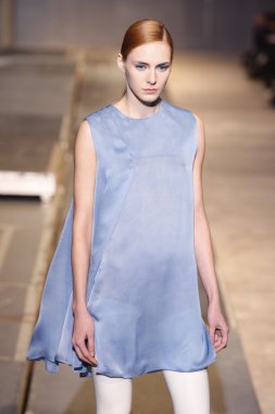 palais de Tokyo sonbahar kış 2011 2012 gösterisi 1 Mart 2011 de paris, Fransa-paris moda haftası sırasında giymek için hazır aganovich sırasında pist model yürür