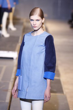 palais de Tokyo sonbahar kış 2011 2012 gösterisi 1 Mart 2011 de paris, Fransa-paris moda haftası sırasında giymek için hazır aganovich sırasında pist model yürür