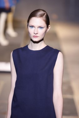 palais de Tokyo sonbahar kış 2011 2012 gösterisi 1 Mart 2011 de paris, Fransa-paris moda haftası sırasında giymek için hazır aganovich sırasında pist model yürür