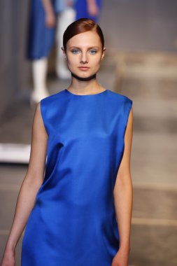 palais de Tokyo sonbahar kış 2011 2012 gösterisi 1 Mart 2011 de paris, Fransa-paris moda haftası sırasında giymek için hazır aganovich sırasında pist model yürür