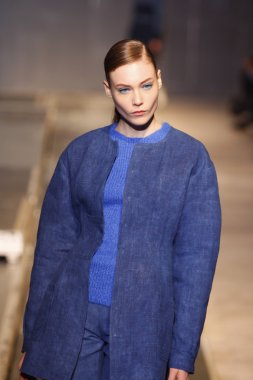 palais de Tokyo sonbahar kış 2011 2012 gösterisi 1 Mart 2011 de paris, Fransa-paris moda haftası sırasında giymek için hazır aganovich sırasında pist model yürür