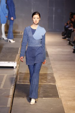 palais de Tokyo sonbahar kış 2011 2012 gösterisi 1 Mart 2011 de paris, Fransa-paris moda haftası sırasında giymek için hazır aganovich sırasında pist model yürür