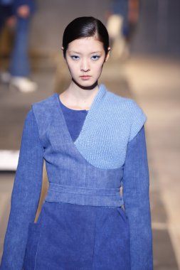 palais de Tokyo sonbahar kış 2011 2012 gösterisi 1 Mart 2011 de paris, Fransa-paris moda haftası sırasında giymek için hazır aganovich sırasında pist model yürür