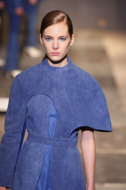 palais de Tokyo sonbahar kış 2011 2012 gösterisi 1 Mart 2011 de paris, Fransa-paris moda haftası sırasında giymek için hazır aganovich sırasında pist model yürür