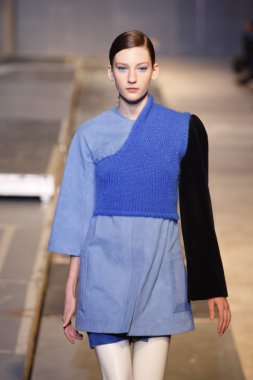 palais de Tokyo sonbahar kış 2011 2012 gösterisi 1 Mart 2011 de paris, Fransa-paris moda haftası sırasında giymek için hazır aganovich sırasında pist model yürür