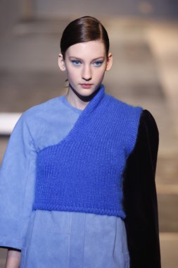 palais de Tokyo sonbahar kış 2011 2012 gösterisi 1 Mart 2011 de paris, Fransa-paris moda haftası sırasında giymek için hazır aganovich sırasında pist model yürür