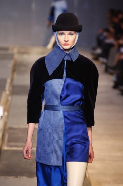 palais de Tokyo sonbahar kış 2011 2012 gösterisi 1 Mart 2011 de paris, Fransa-paris moda haftası sırasında giymek için hazır aganovich sırasında pist model yürür
