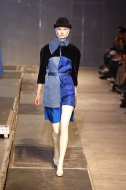 palais de Tokyo sonbahar kış 2011 2012 gösterisi 1 Mart 2011 de paris, Fransa-paris moda haftası sırasında giymek için hazır aganovich sırasında pist model yürür