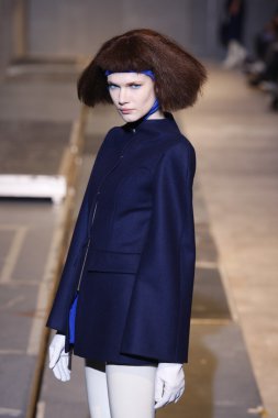 palais de Tokyo sonbahar kış 2011 2012 gösterisi 1 Mart 2011 de paris, Fransa-paris moda haftası sırasında giymek için hazır aganovich sırasında pist model yürür