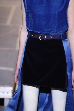 palais de Tokyo sonbahar kış 2011 2012 gösterisi 1 Mart 2011 de paris, Fransa-paris moda haftası sırasında giymek için hazır aganovich sırasında pist model yürür