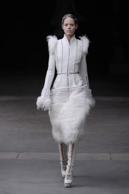 Paris, Fransa - Mart 08: Manken pist sırasında Alexander Mcqueen hazır giyim sonbahar kış 2011 2012 gösterisi sırasında 8 Mart 2011'de Paris'te Frangı tarihinde La Conciergerie, Paris Fashion Week için yürüyor