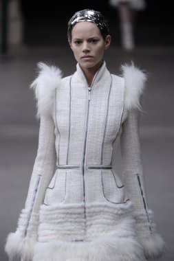 Paris, Fransa - Mart 08: Manken pist sırasında Alexander Mcqueen hazır giyim sonbahar kış 2011 2012 gösterisi sırasında 8 Mart 2011'de Paris'te Frangı tarihinde La Conciergerie, Paris Fashion Week için yürüyor