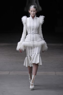 Paris, Fransa - Mart 08: Manken pist sırasında Alexander Mcqueen hazır giyim sonbahar kış 2011 2012 gösterisi sırasında 8 Mart 2011'de Paris'te Frangı tarihinde La Conciergerie, Paris Fashion Week için yürüyor