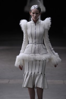 Paris, Fransa - Mart 08: Manken pist sırasında Alexander Mcqueen hazır giyim sonbahar kış 2011 2012 gösterisi sırasında 8 Mart 2011'de Paris'te Frangı tarihinde La Conciergerie, Paris Fashion Week için yürüyor