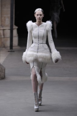 Paris, Fransa - Mart 08: Manken pist sırasında Alexander Mcqueen hazır giyim sonbahar kış 2011 2012 gösterisi sırasında 8 Mart 2011'de Paris'te Frangı tarihinde La Conciergerie, Paris Fashion Week için yürüyor