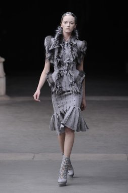 Paris, Fransa - Mart 08: Manken pist sırasında Alexander Mcqueen hazır giyim sonbahar kış 2011 2012 gösterisi sırasında 8 Mart 2011'de Paris'te Frangı tarihinde La Conciergerie, Paris Fashion Week için yürüyor