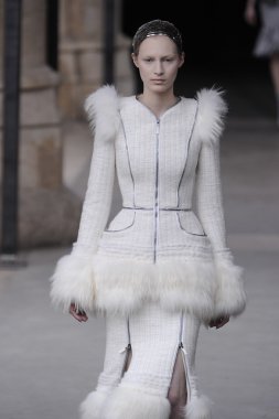 Paris, Fransa - Mart 08: Manken pist sırasında Alexander Mcqueen hazır giyim sonbahar kış 2011 2012 gösterisi sırasında 8 Mart 2011'de Paris'te Frangı tarihinde La Conciergerie, Paris Fashion Week için yürüyor