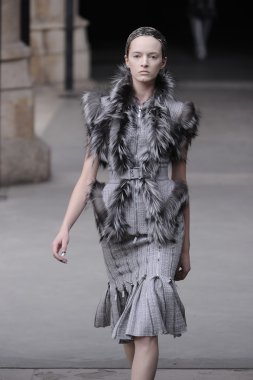 Paris, Fransa - Mart 08: Manken pist sırasında Alexander Mcqueen hazır giyim sonbahar kış 2011 2012 gösterisi sırasında 8 Mart 2011'de Paris'te Frangı tarihinde La Conciergerie, Paris Fashion Week için yürüyor