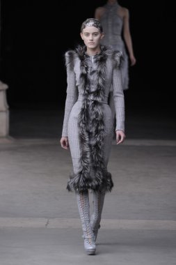 Paris, Fransa - Mart 08: Manken pist sırasında Alexander Mcqueen hazır giyim sonbahar kış 2011 2012 gösterisi sırasında 8 Mart 2011'de Paris'te Frangı tarihinde La Conciergerie, Paris Fashion Week için yürüyor