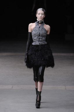 Paris, Fransa - Mart 08: Manken pist sırasında Alexander Mcqueen hazır giyim sonbahar kış 2011 2012 gösterisi sırasında 8 Mart 2011'de Paris'te Frangı tarihinde La Conciergerie, Paris Fashion Week için yürüyor