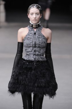 Paris, Fransa - Mart 08: Manken pist sırasında Alexander Mcqueen hazır giyim sonbahar kış 2011 2012 gösterisi sırasında 8 Mart 2011'de Paris'te Frangı tarihinde La Conciergerie, Paris Fashion Week için yürüyor