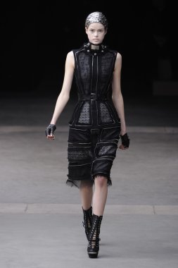 Paris, Fransa - Mart 08: Manken pist sırasında Alexander Mcqueen hazır giyim sonbahar kış 2011 2012 gösterisi sırasında 8 Mart 2011'de Paris'te Frangı tarihinde La Conciergerie, Paris Fashion Week için yürüyor