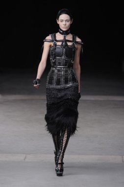 Paris, Fransa - Mart 08: Manken pist sırasında Alexander Mcqueen hazır giyim sonbahar kış 2011 2012 gösterisi sırasında 8 Mart 2011'de Paris'te Frangı tarihinde La Conciergerie, Paris Fashion Week için yürüyor