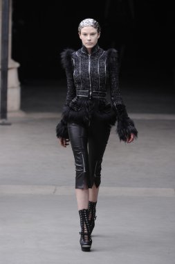 Paris, Fransa - Mart 08: Manken pist sırasında Alexander Mcqueen hazır giyim sonbahar kış 2011 2012 gösterisi sırasında 8 Mart 2011'de Paris'te Frangı tarihinde La Conciergerie, Paris Fashion Week için yürüyor