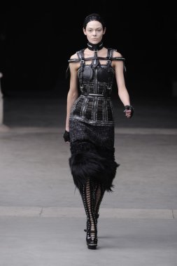 Paris, Fransa - Mart 08: Manken pist sırasında Alexander Mcqueen hazır giyim sonbahar kış 2011 2012 gösterisi sırasında 8 Mart 2011'de Paris'te Frangı tarihinde La Conciergerie, Paris Fashion Week için yürüyor