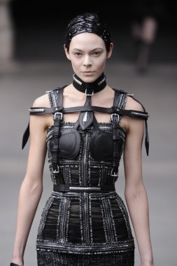 Paris, Fransa - Mart 08: Manken pist sırasında Alexander Mcqueen hazır giyim sonbahar kış 2011 2012 gösterisi sırasında 8 Mart 2011'de Paris'te Frangı tarihinde La Conciergerie, Paris Fashion Week için yürüyor